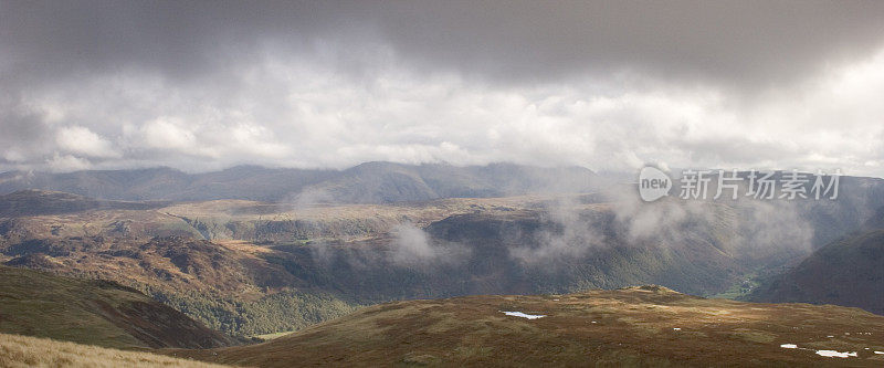 坎布里亚郡湖区的Watendlath Fell和Helvellyn。英国